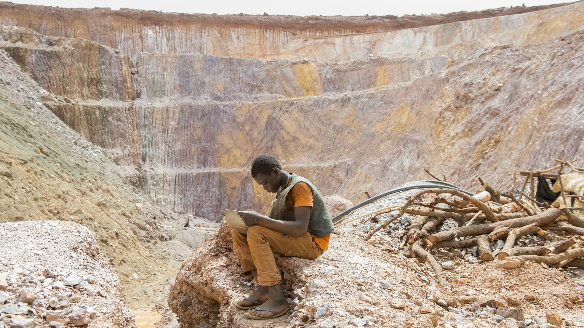 Au Burkina Faso, la mine d’or de Bakou a été abandonnée par une entreprise minière. Les petits creuseurs jouent leur vie pour trouver de l’or. (Photo: Meinrad Schade/Action de Carême)