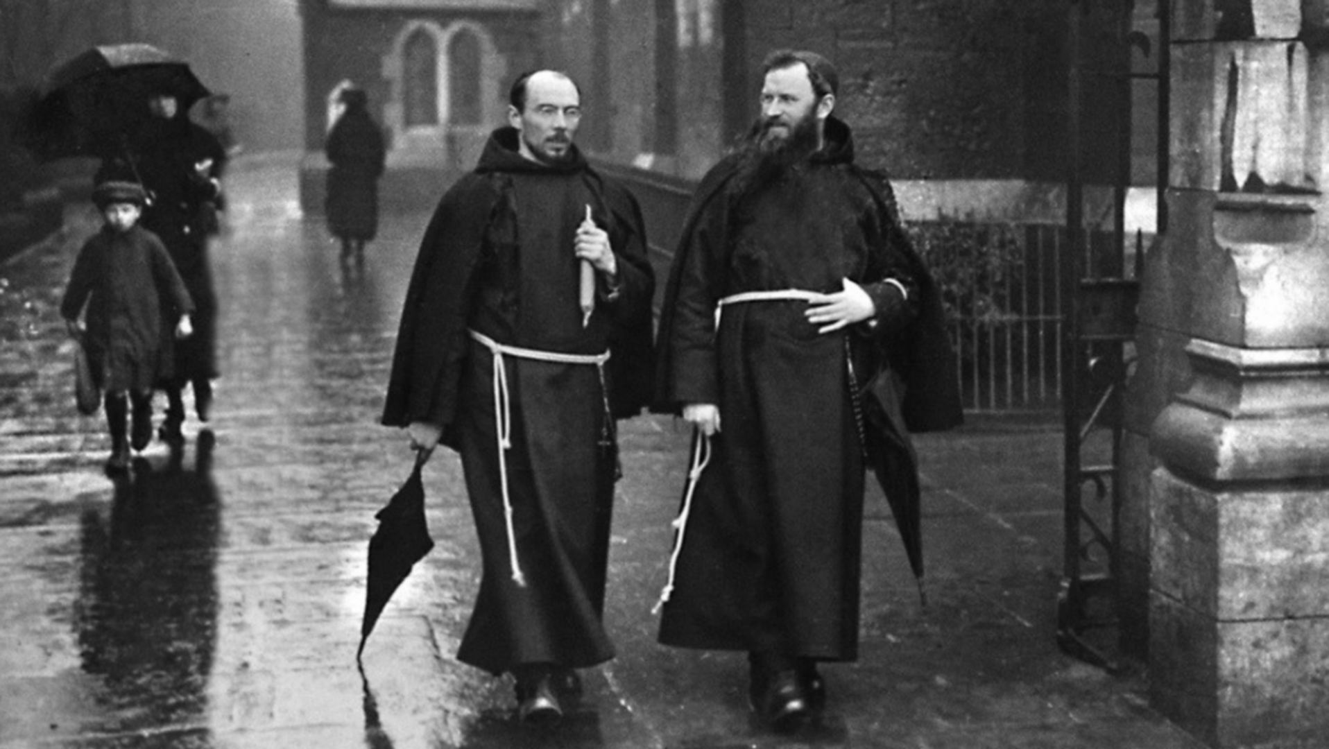 Le capucin Albert Bibby (à gauche)  (1877-1925) assista  le membres de la rébellion irlandaise  (photo domaine public)