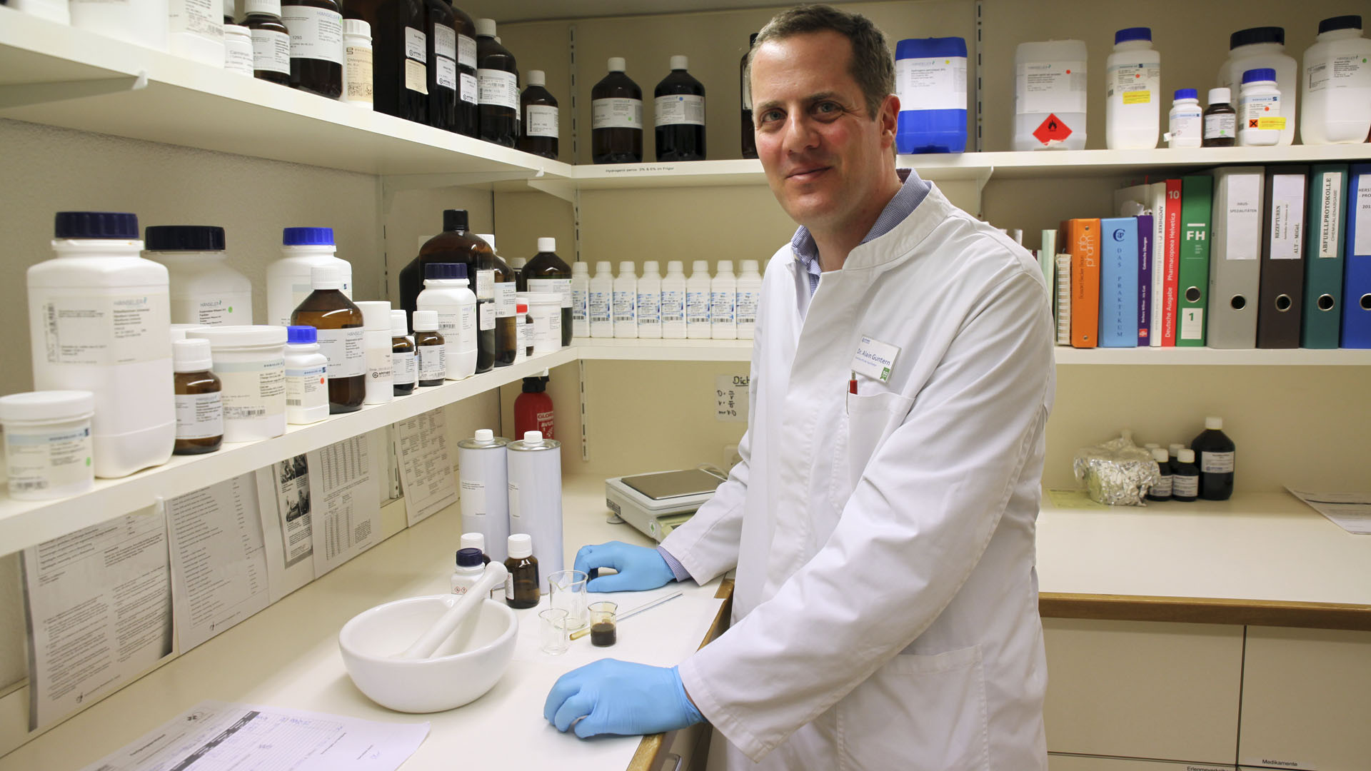 Brigue le 15 mars 2016. Le docteur Alain Guntern, dans le laboratoire de sa pharmacie. Il élabore un échantillon d'huile. (Photo: B. Hallet)