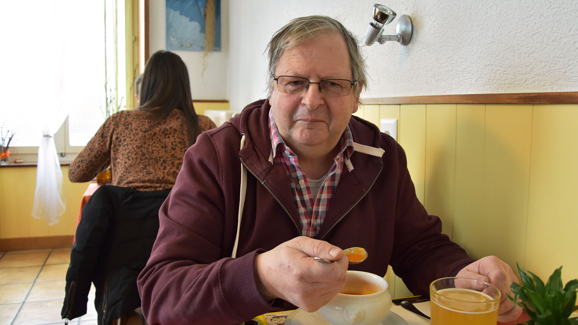 Jean-Marie Rotzer, le temps d'une soupe, avant d'aller charger un camion pour l'Afrique. (Photo: Grégory Roth)