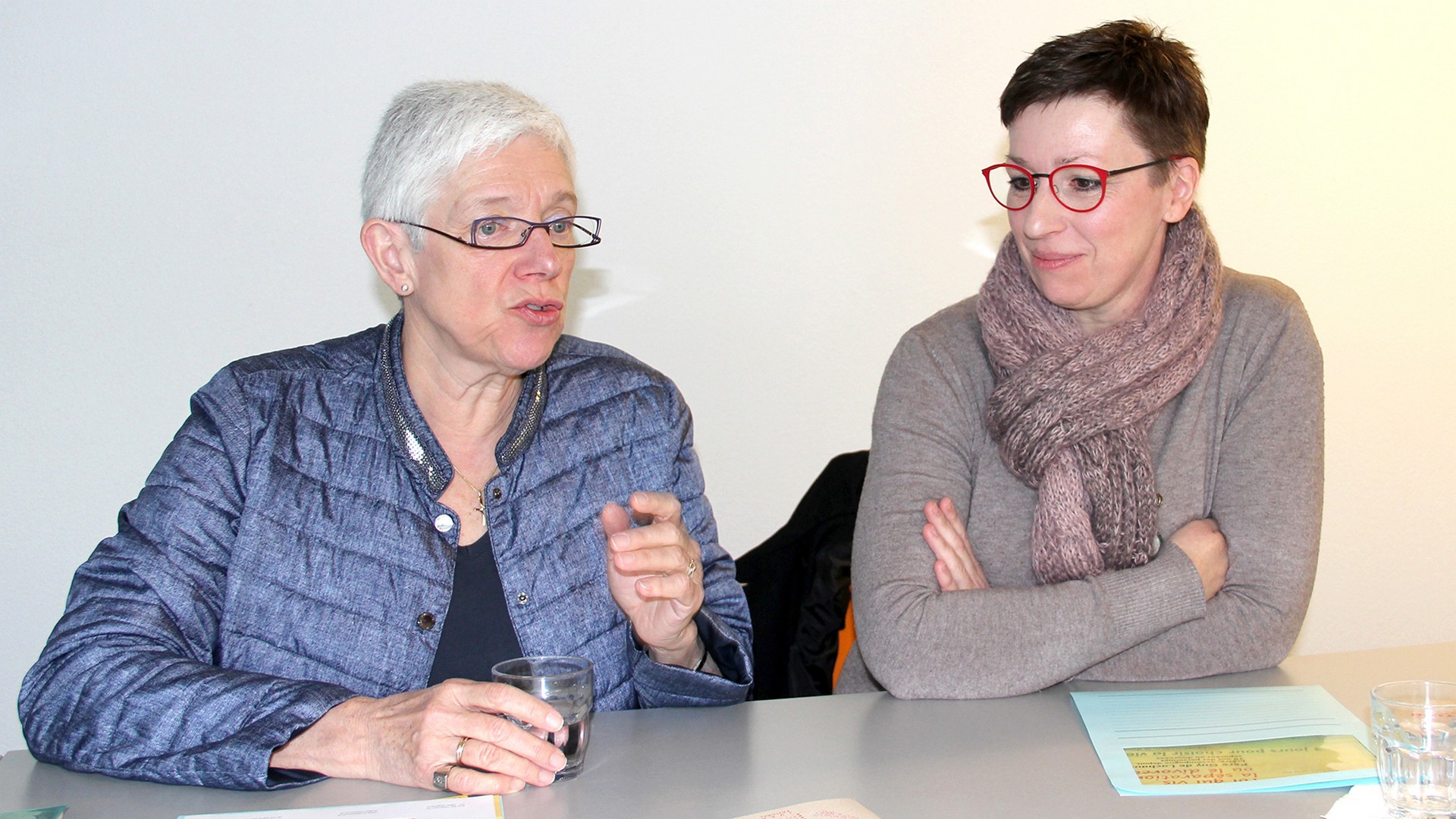 Marie-Josèphe Lachat et Nathalie Jolissaint (à droite) au Centre Saint-François, lors de la présentation du nouveau programme de formation 2016 du Service du cheminement de la foi. (Photo SIC)

