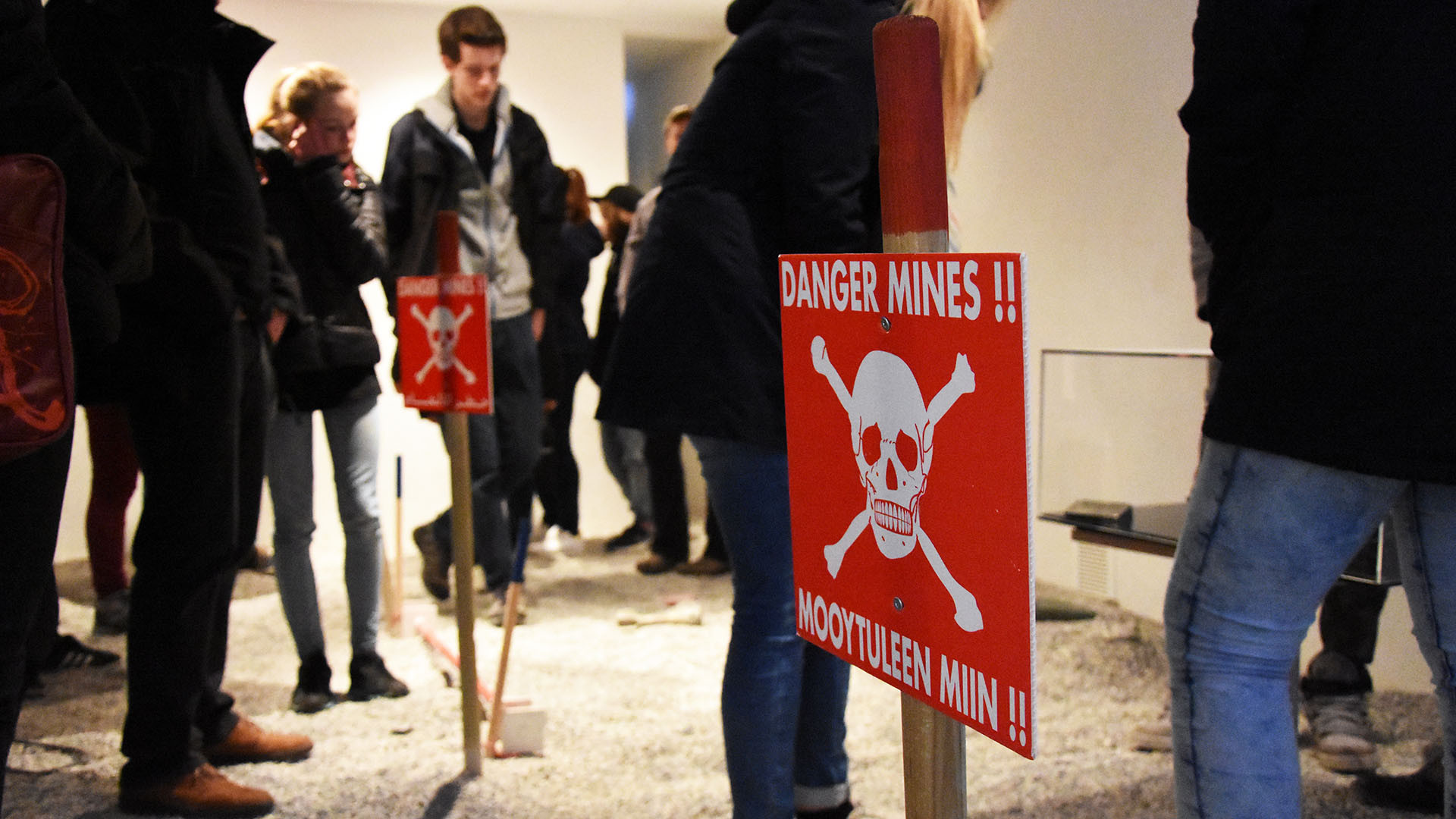 Les jeunes de la Montée vers Pâques traversent un champ de mine, à la Fondation Digger à Tavannes. (Photo: Grégory Roth)