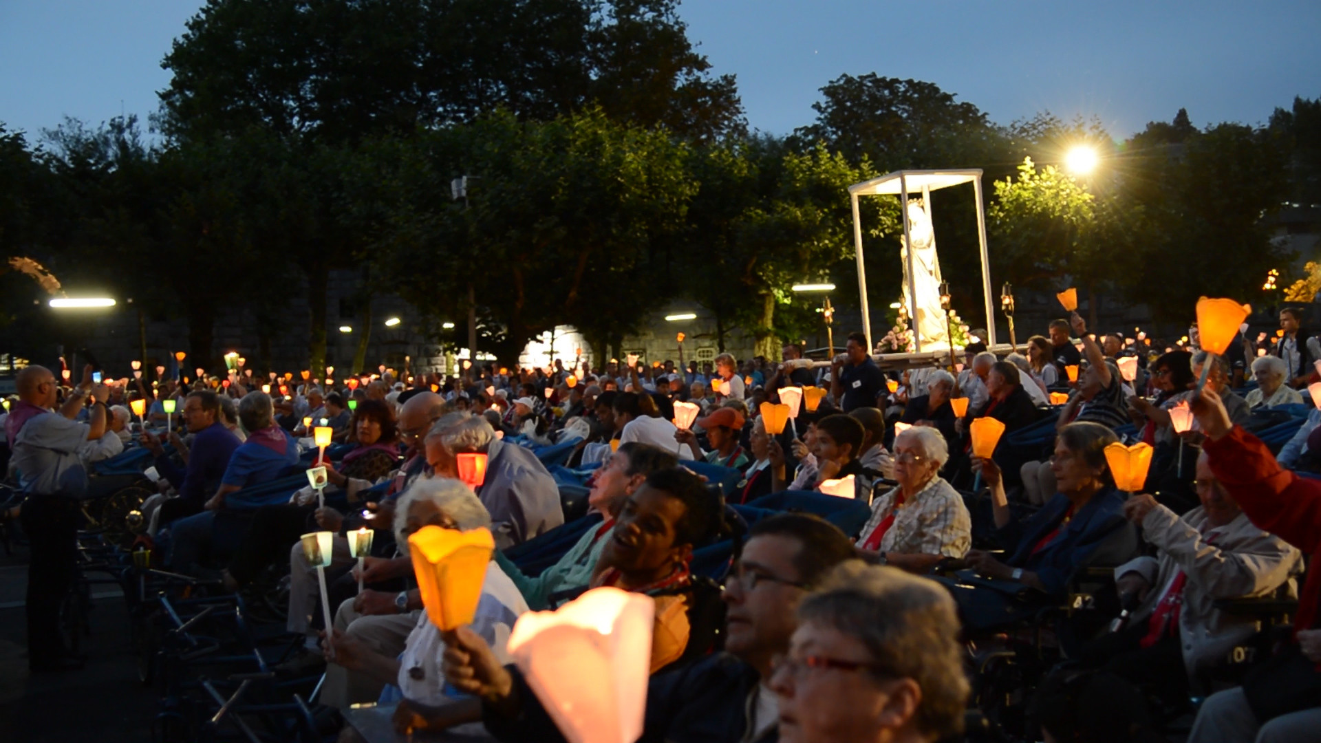 Procession autour du sanctuaire de Lourdes (Photo: DR)