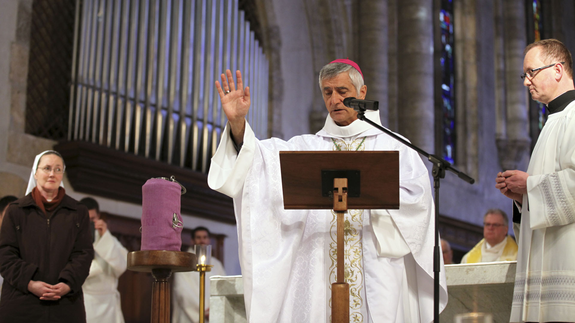 Sion le 24 mars 2016.  Mgr Jean-Marie Lovey bénit l'huile des malades lors de la messe chrismale du Jeudi saint | © Bernard Hallet