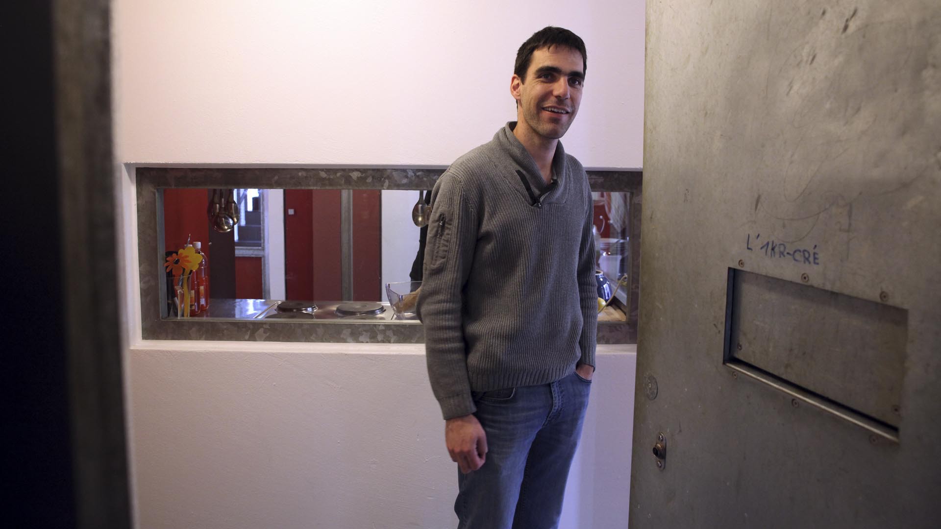 Granges le 22 février 2016. Centre éducatif fermé de Pramont. Jeff Roux, l'aumônier des prisons du diocèse de Sion, en visite dans un quartier du centre. (Photo: B. Hallet)