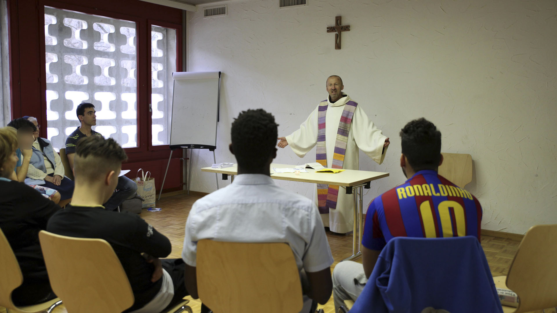 Granges le 8 février 2016. Centre éducatif fermé de Pramont. Le chanoine Gilles Roduit célèbre la messe avec les jeunes. A g. Jeff Roux, aumônier des prisons. (Photo: Bernard Hallet)