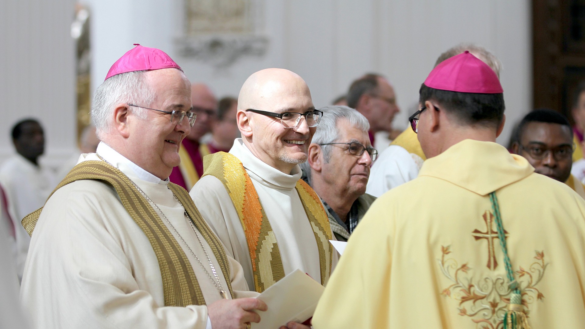 Mgr Felix Gmür, évêque de Bâle (de dos) félicite ses prêtres jubilaires Mgr Denis Theurillat, évêque auxilaire et l'abbé jean-Jacques Theurillat (photo Pascal Tissier SIC)