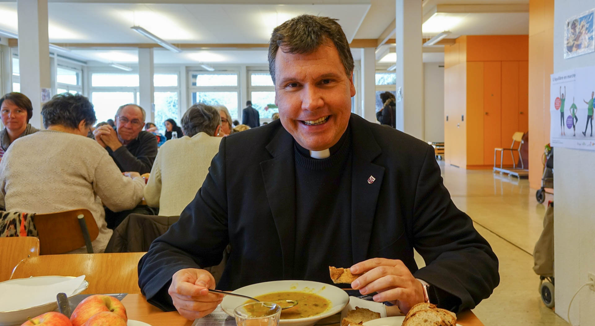 L'abbé Dominique Fabien Rimaz mange la soupe de Carême à la paroisse de St-Paul,à Fribourg (photo Maurice Page)