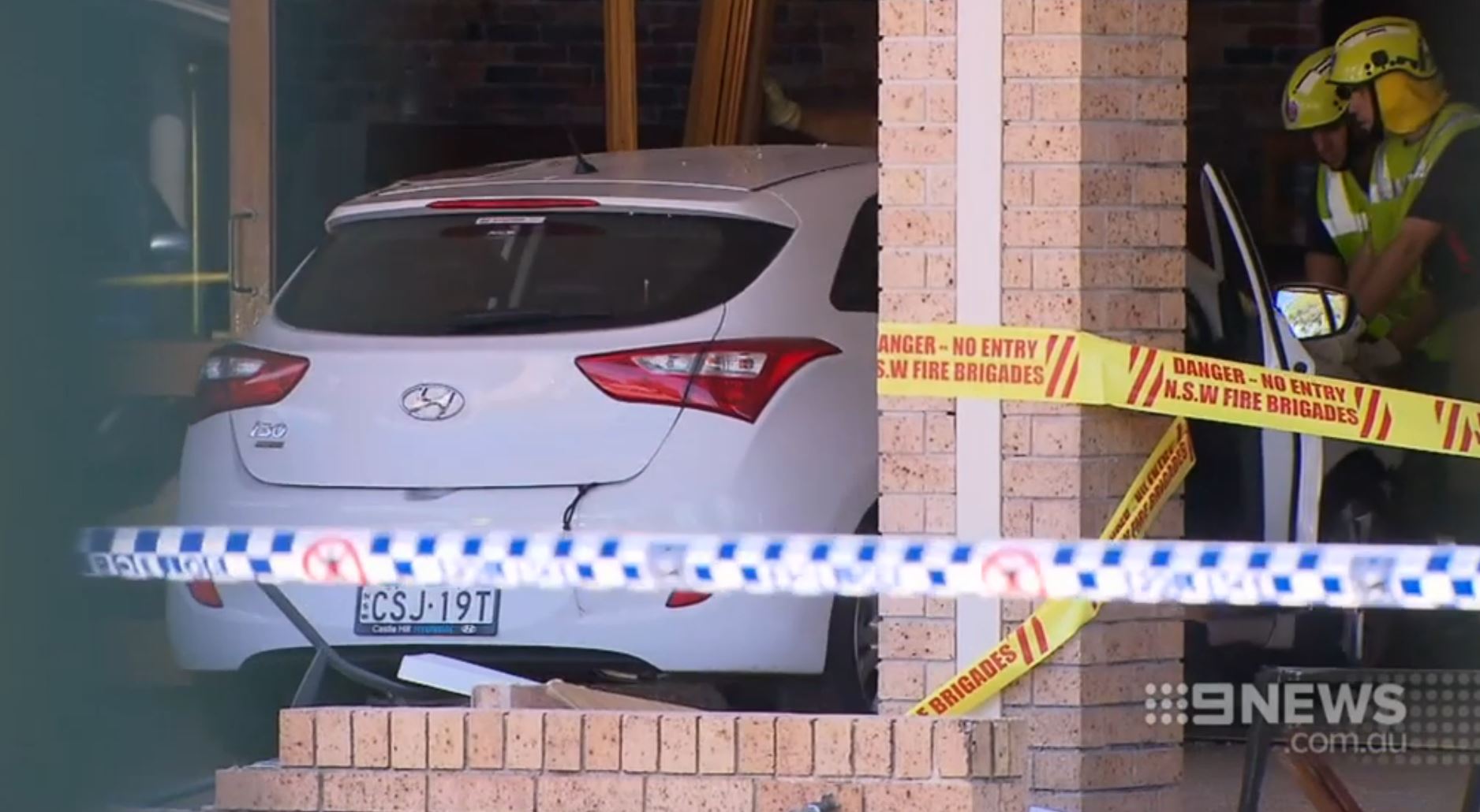 Une voiture a enfoncé la paroi vitrée pour venir s'immobiliser entre les bancs de l'église  catholique de Notre Dame de Lourdes, à Sydney. (capture d'écran, 9news.com.au)