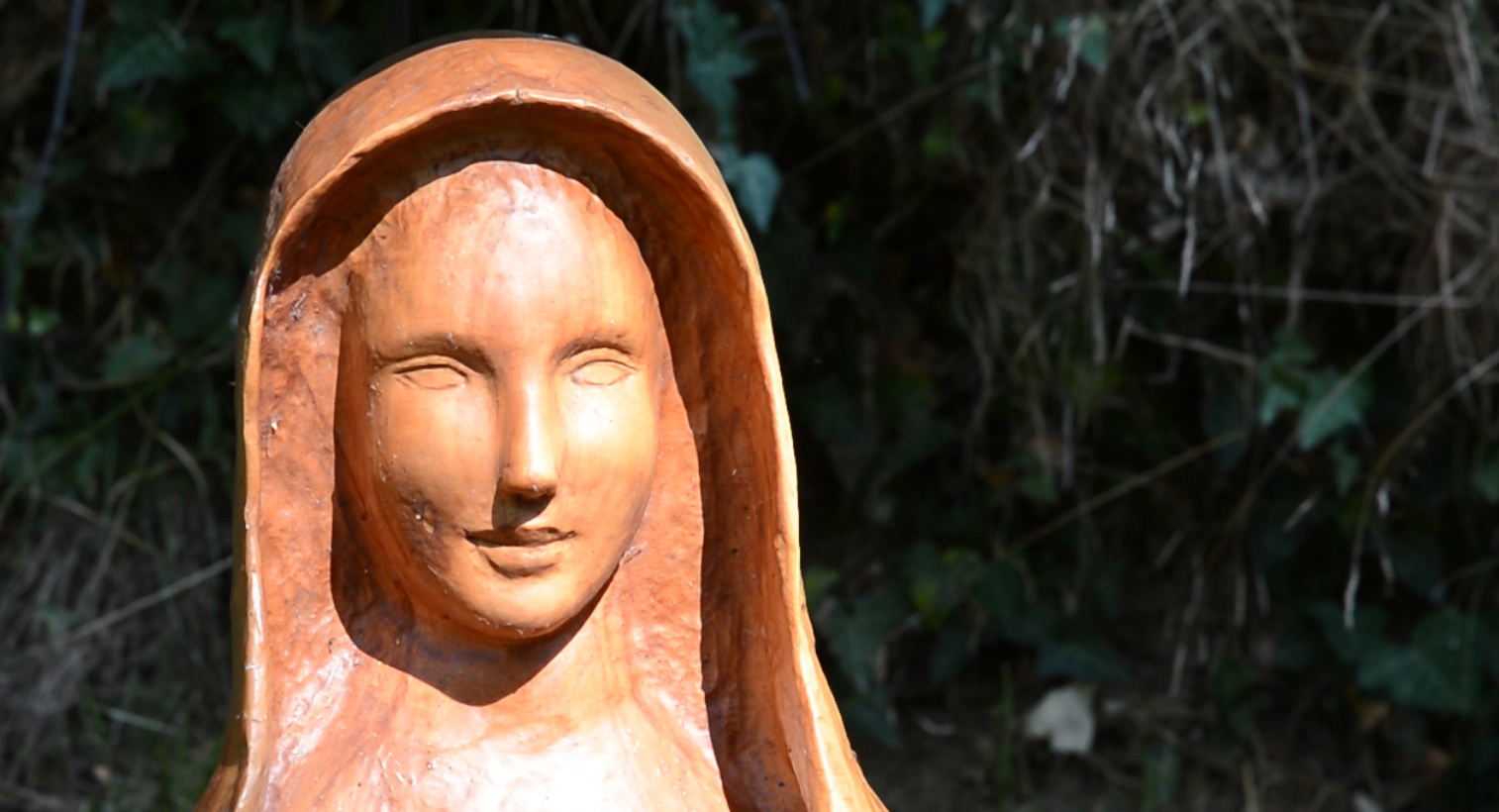 Vierge de bois sculptée par l'artiste Gabriella Zucchinetti, Village des jeunes, Lourdes. (Photo: Pascal Fessard)