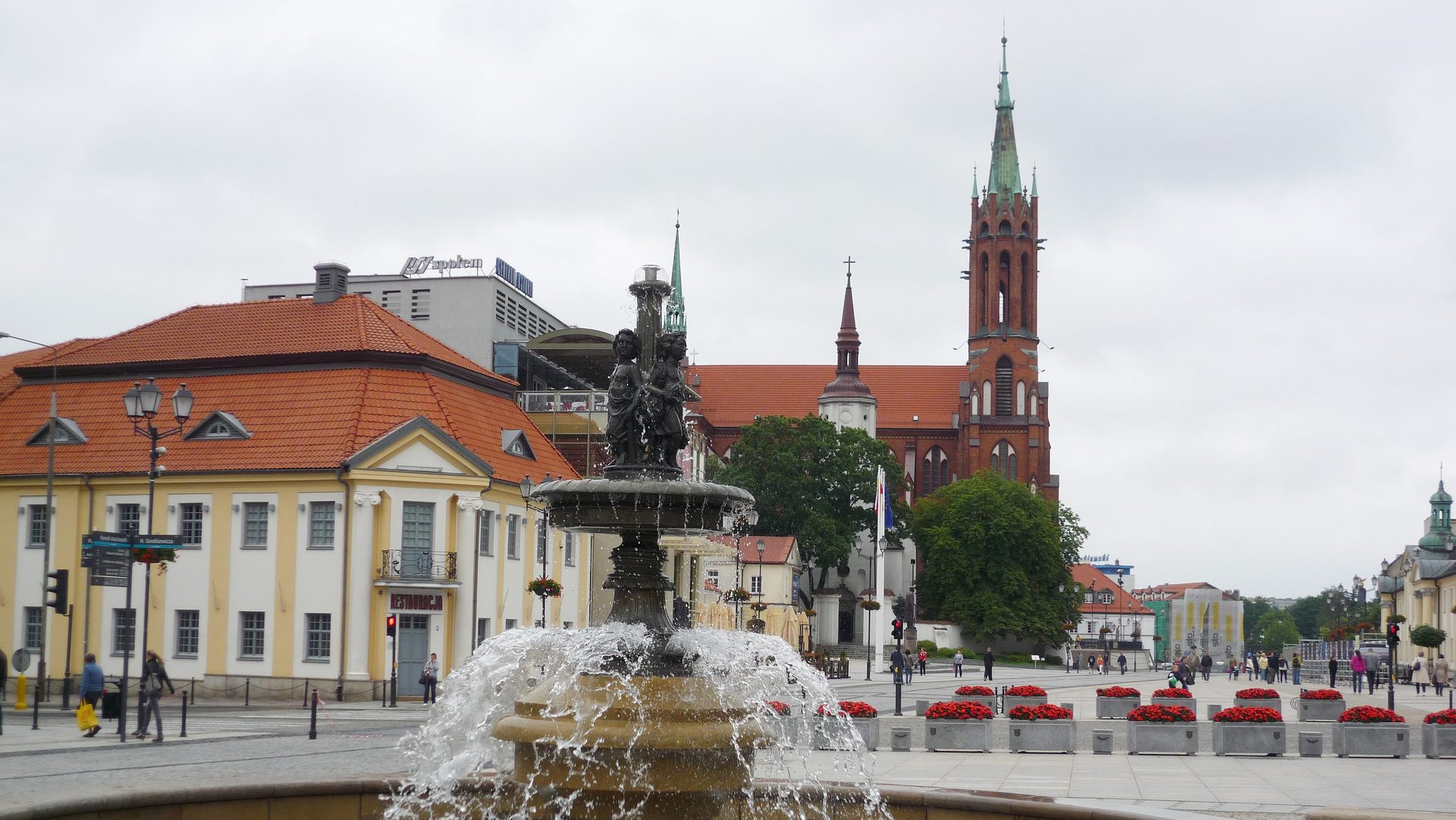 La place et la cathédrale de Bialystok, dans le nord-est de la Pologne (photo wikimedia commons Fczarnowski CC BY-SA 3.0)