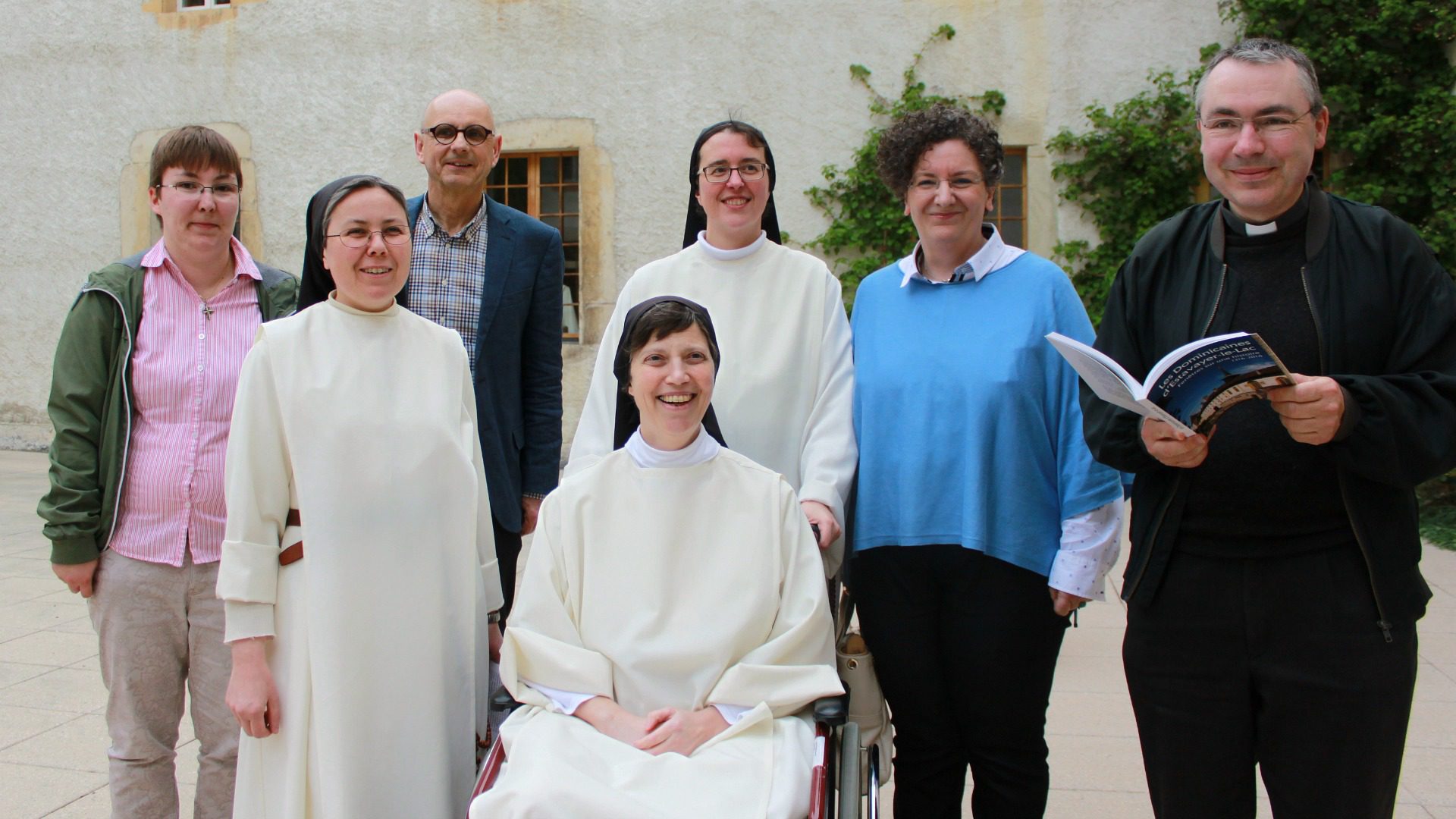 Estavayer-le-lac le 21 avril 2016. L'équipe qui a rédigé l'ouvrage collectif consacré à l'histoire du couvent. (Photo: Bernard Litzler)