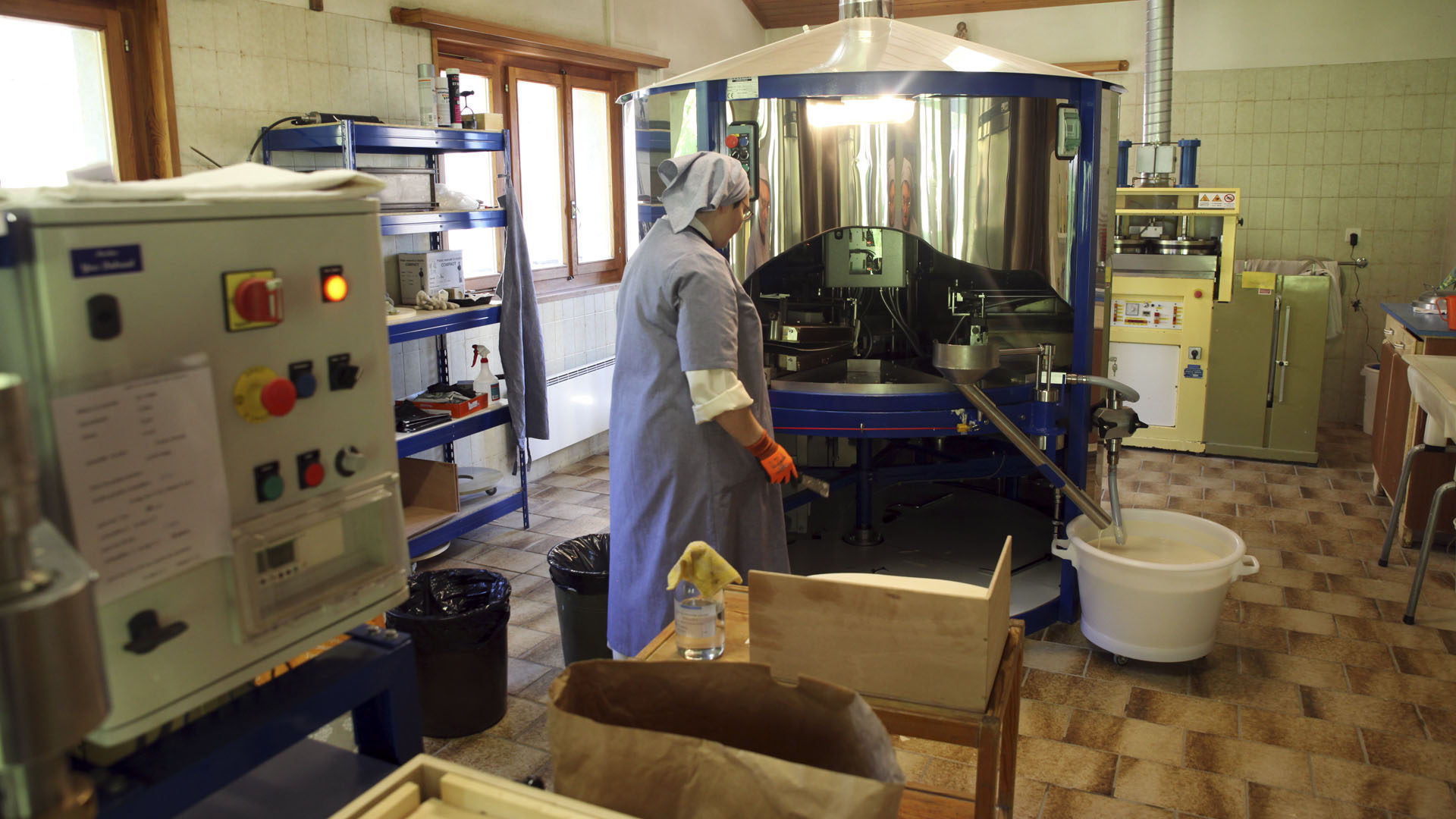 Communauté des Bernardines à Collombey (VS). Atelier de fabrication des hosties. Cuisson des plaques dans desquelles seront découpées les hosties. (Photo: Bernard Hallet)