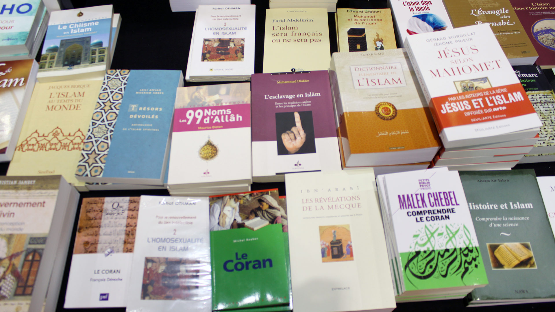 Au Salon du Livre de Genève, les stands des cultures musulmanes présentent des livres sur le Coran et sur la foi musulmane | © Bernard Litzler