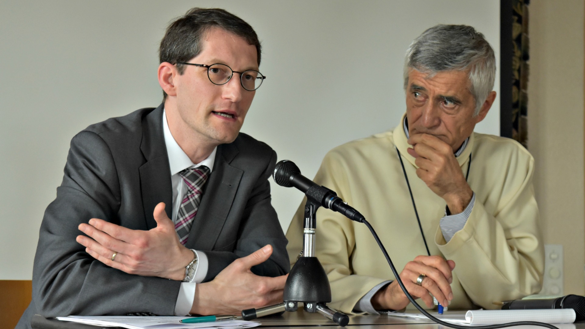 Journée d'études de la Faculté de théologie de l'Université de Fribourg et du CCRFE Le professeur Jochen Sautermeister et Mgr Jean-Marie Lovey | © Jacques Berset