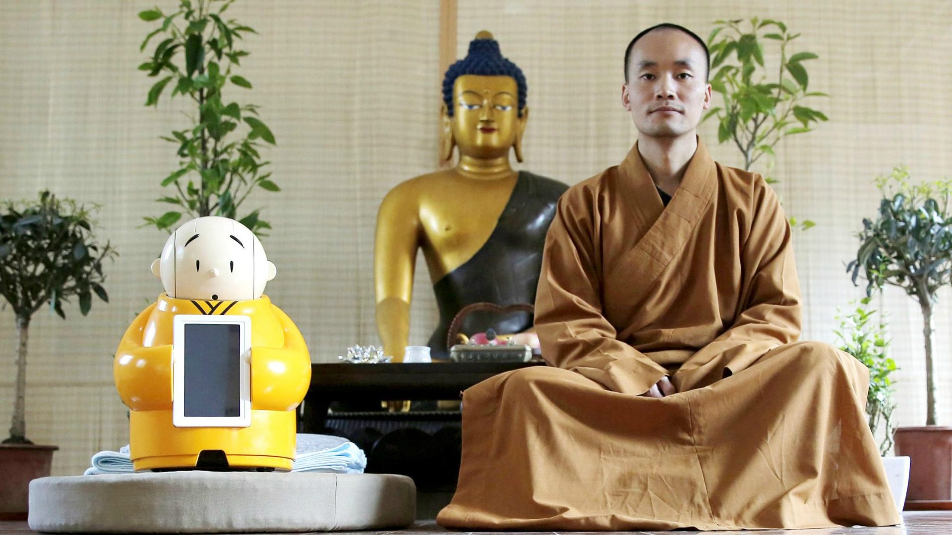 Maître Xianfan et Xian'er, le premier moine-robot. (Photo: Xinhua)