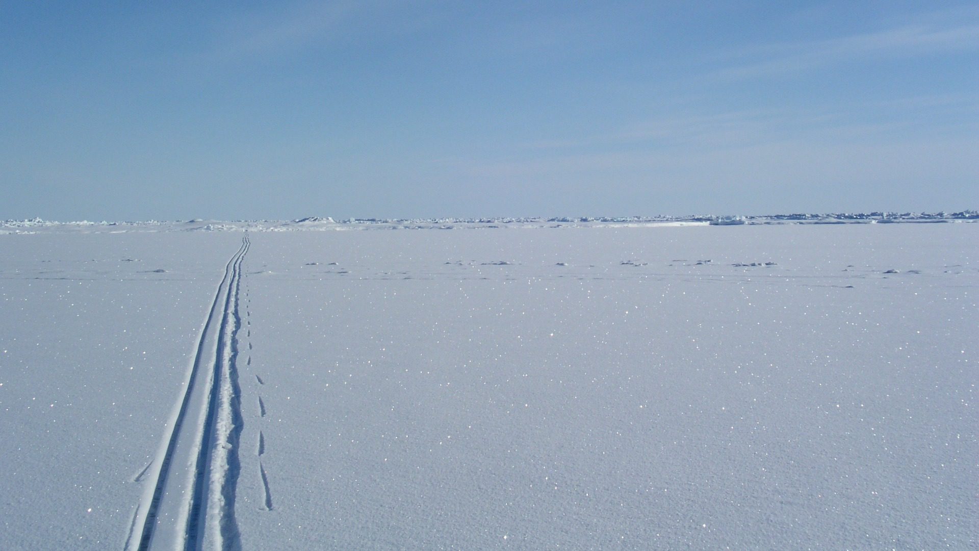 Des jeunes argentins ont apporté un exemplaire de Laudato si au pôle nord. (Flickr/Ben Saunders/CC BY-NC-ND 2.0)