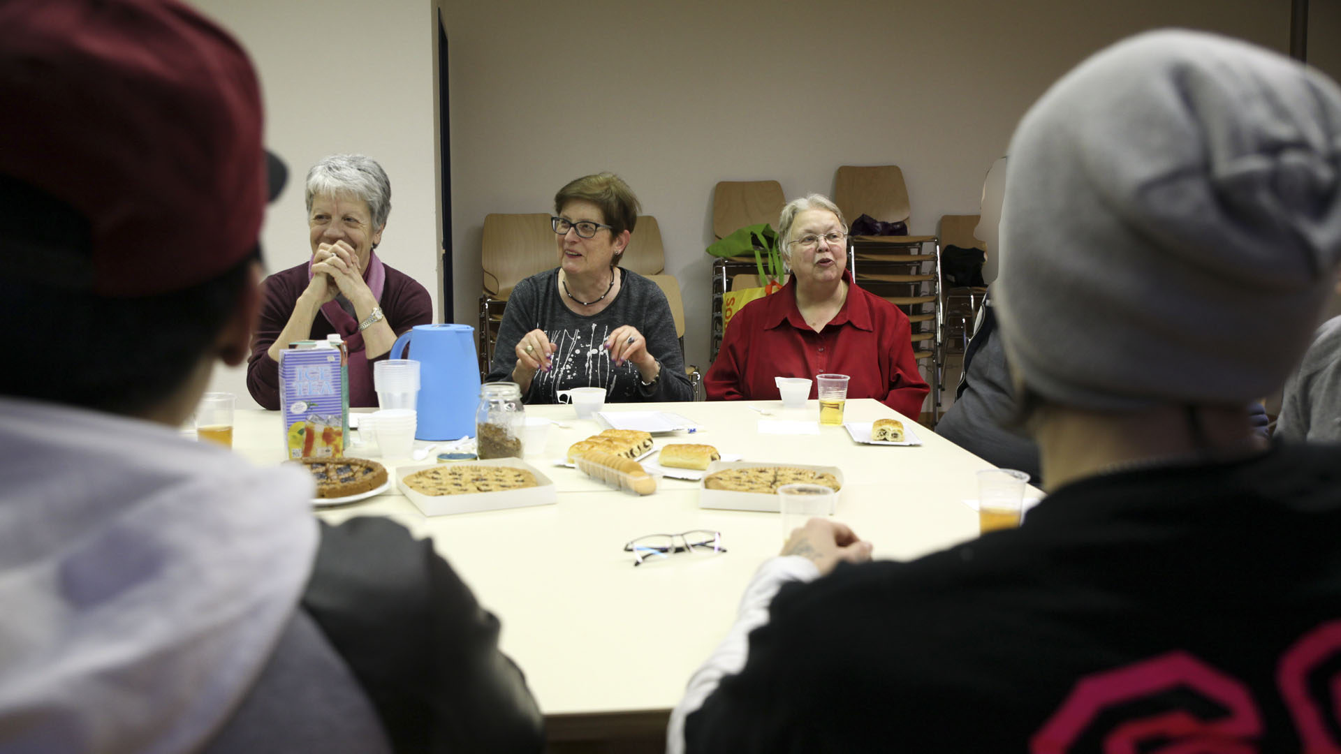 Granges (VS), le 2 mars 2016. Moment de détente pour les jeunes du Centre éducatif fermé de Pramont qui dialoguent avec Jocelyne, Danièle et Chantal (de g. à dr.) (Photo: Bernard Hallet)