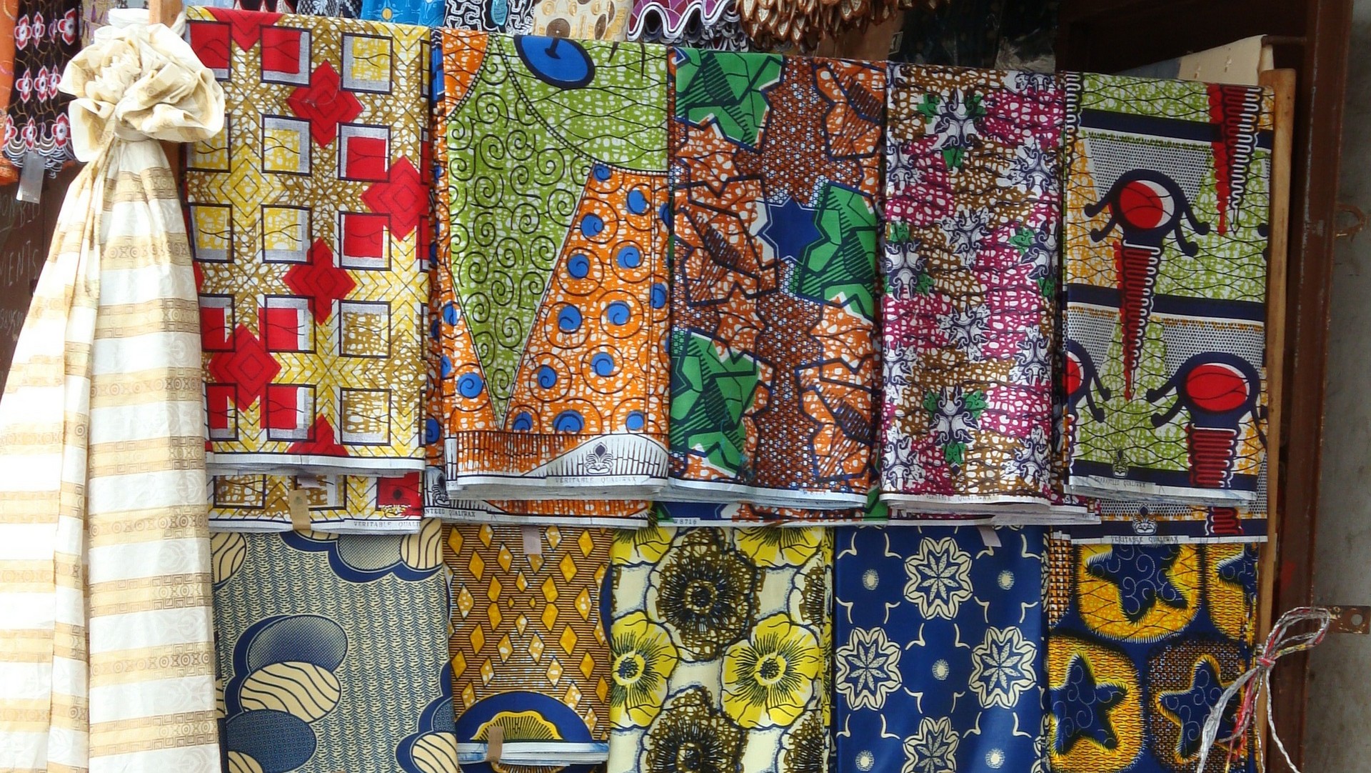 Variété des tissus, pagnes sur un marché africain  (photo: domaine public)