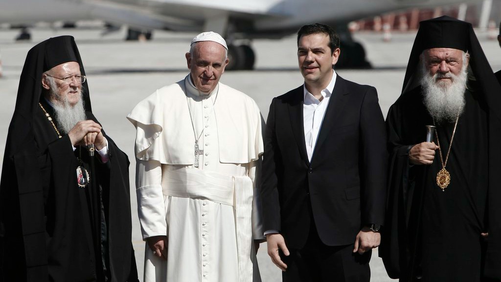 Arrivé à Lesbos, le pape a rencontré le patriarche Bartholomée 1er (à g.) et le Premier ministre grec Alexis Tsipras (à d.) (Photo:Ana-Ampa/Yannis Kolesidis/Keystone)