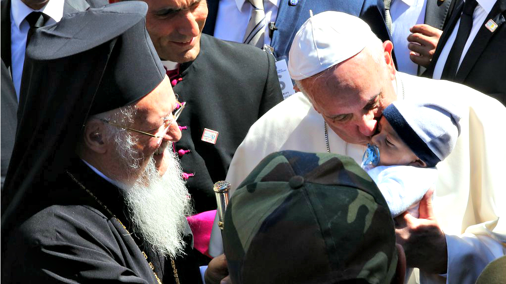 Le pape François est rentré au Vatican avec trois familles de réfugiés syriens en avril 2016. (Photo:Epa Ana-Empa/Orestis Panagiotou/Keystone)