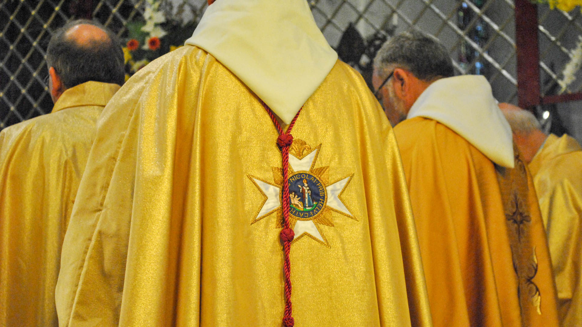 Les chanoines de la cathédrale St-Nicolas de Fribourg (photo Maurice Page) 