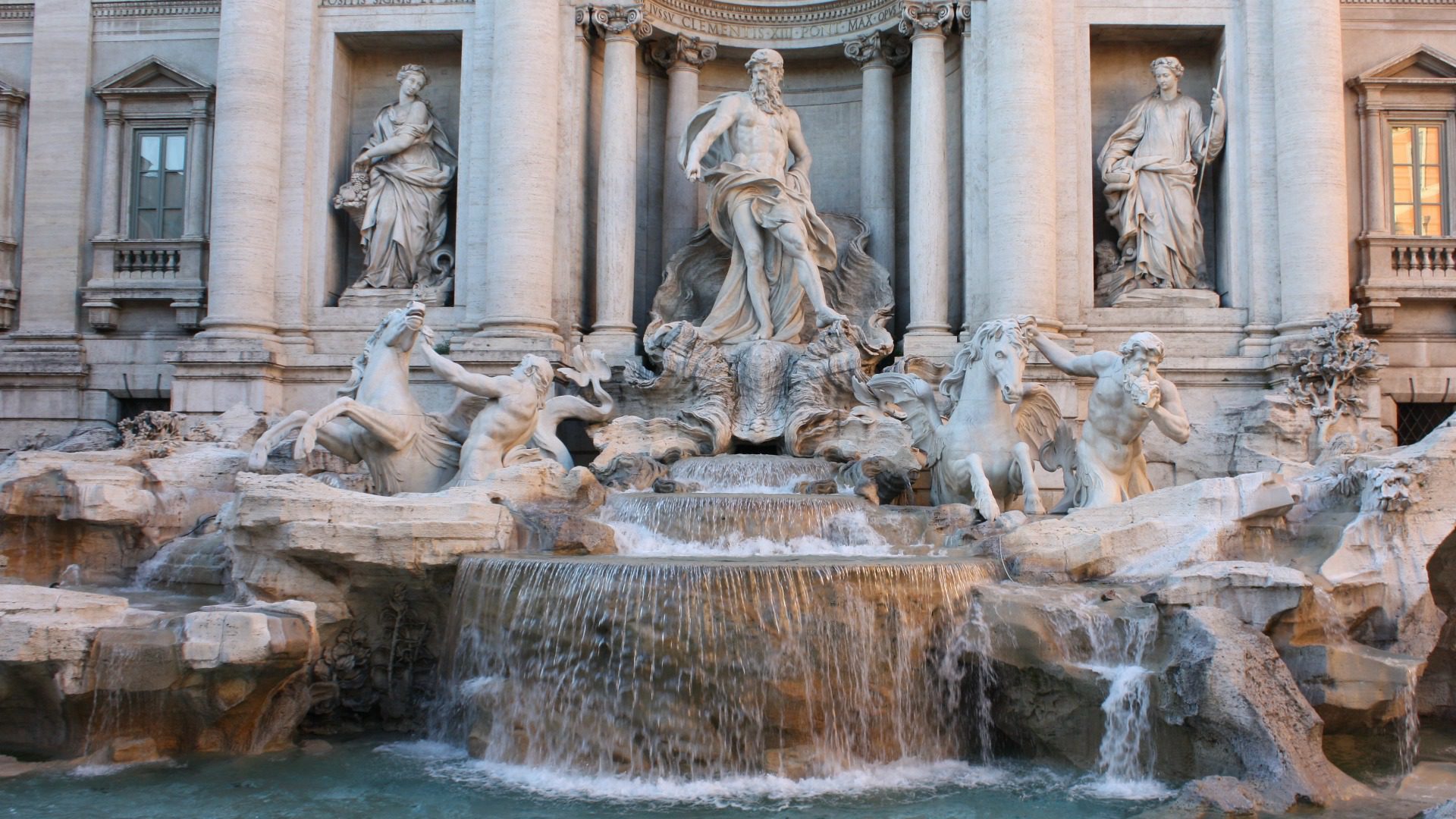 La fontaine de Trevi, à Rome, est vidée et nettoyée chaque matin sous surveillance policière. (Flickr/David Lebech/CC BY-NC 2.0)