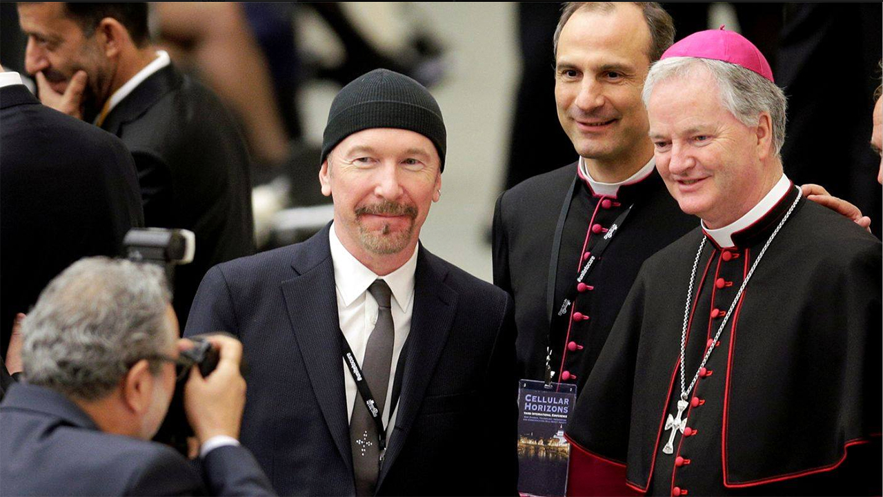 Avec son éternel bonnet, le guitariste The Edge, membre de U2, s'est produit dans la chapelle Sixtine, devant les participants à un colloque international contre le cancer. (Photo: Facebook) 