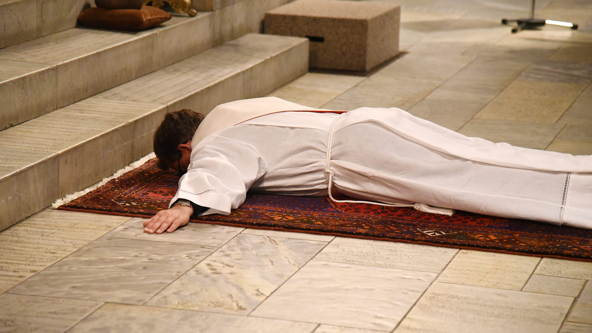 La prostration est un des moments forts de la liturgie d'ordination (Photo: Pierre Pistoletti)