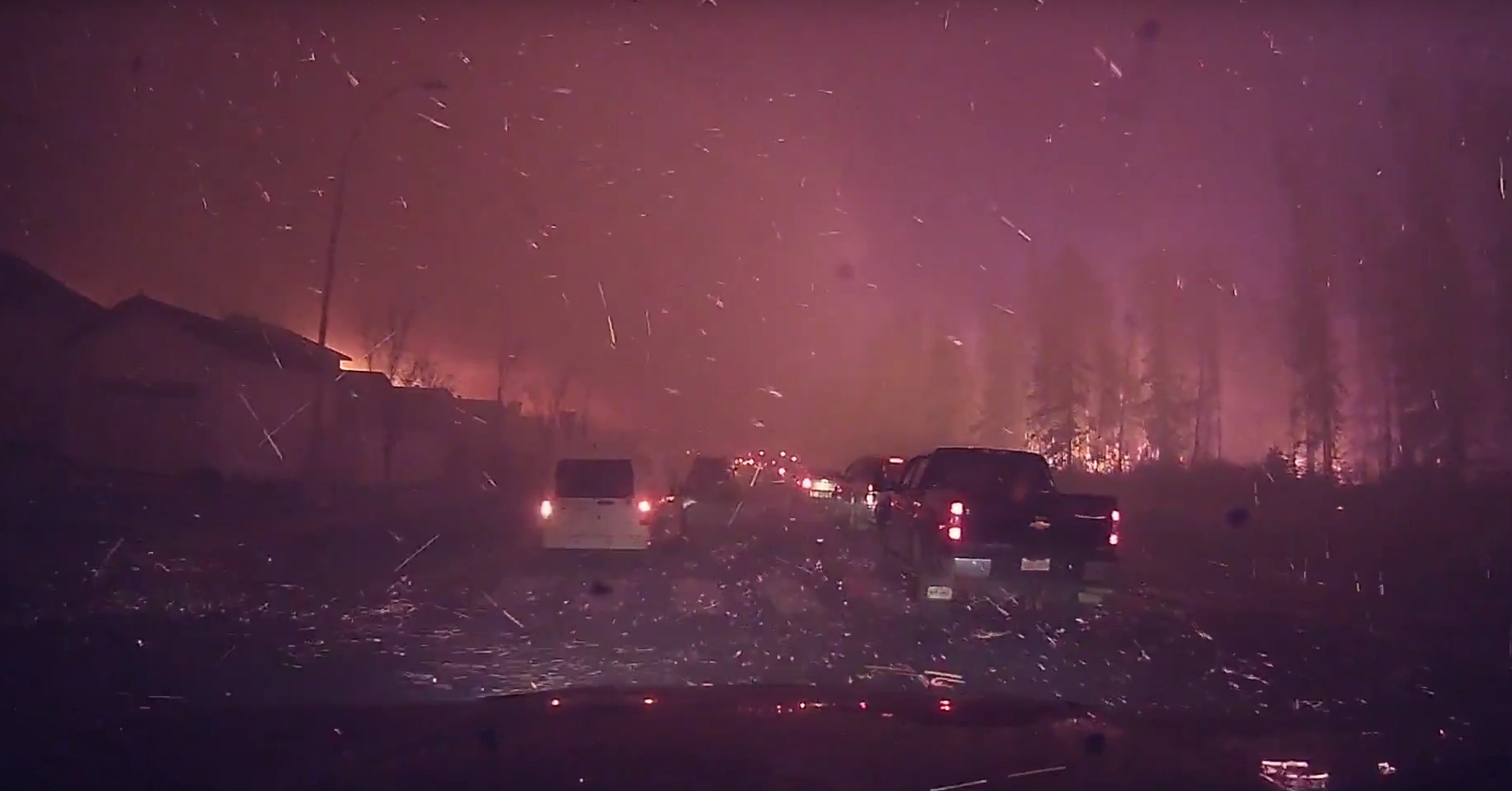 FortMcMurray au Canada. Les habitants fuient la ville à la hâte, sous une pluie de braises. (Photo: Capture-écran)