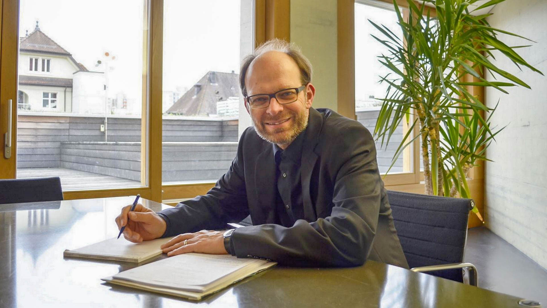 Luc Humbel, président de la RKZ, dans son bureau d'avocat de Brugg (AG) (photo Regula Pfeifer) 