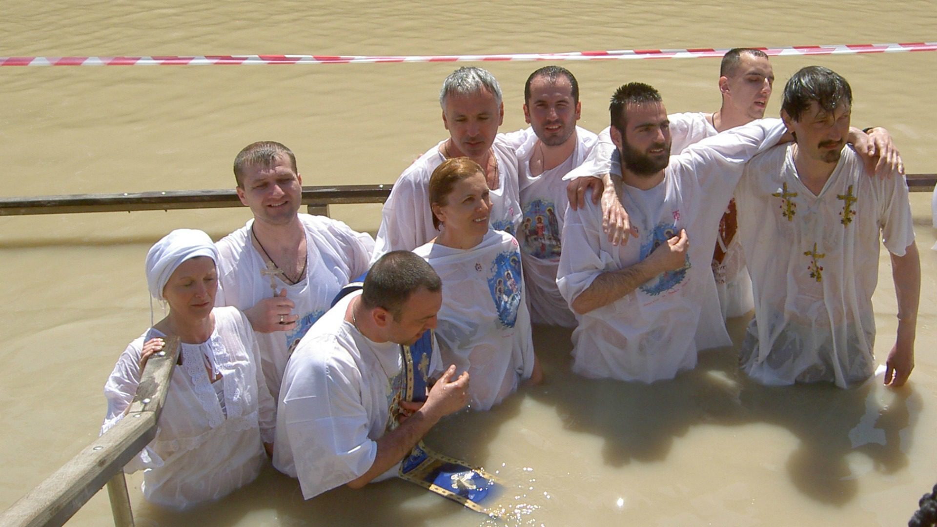 Des pèlerins participent à une cérémonie de baptême dans le Jourdain. (Flickr/IDF/CC BY-NC 2.0)