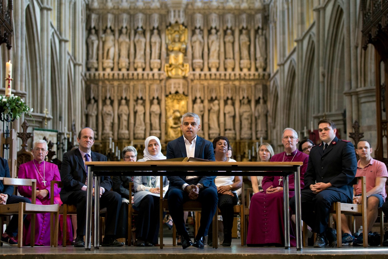 Sadiq Khan a prêté serment à la cathédrale Southwark, à Londres, lors d'une cérémonie multiconfessionnelle. (Photo: Keystone)