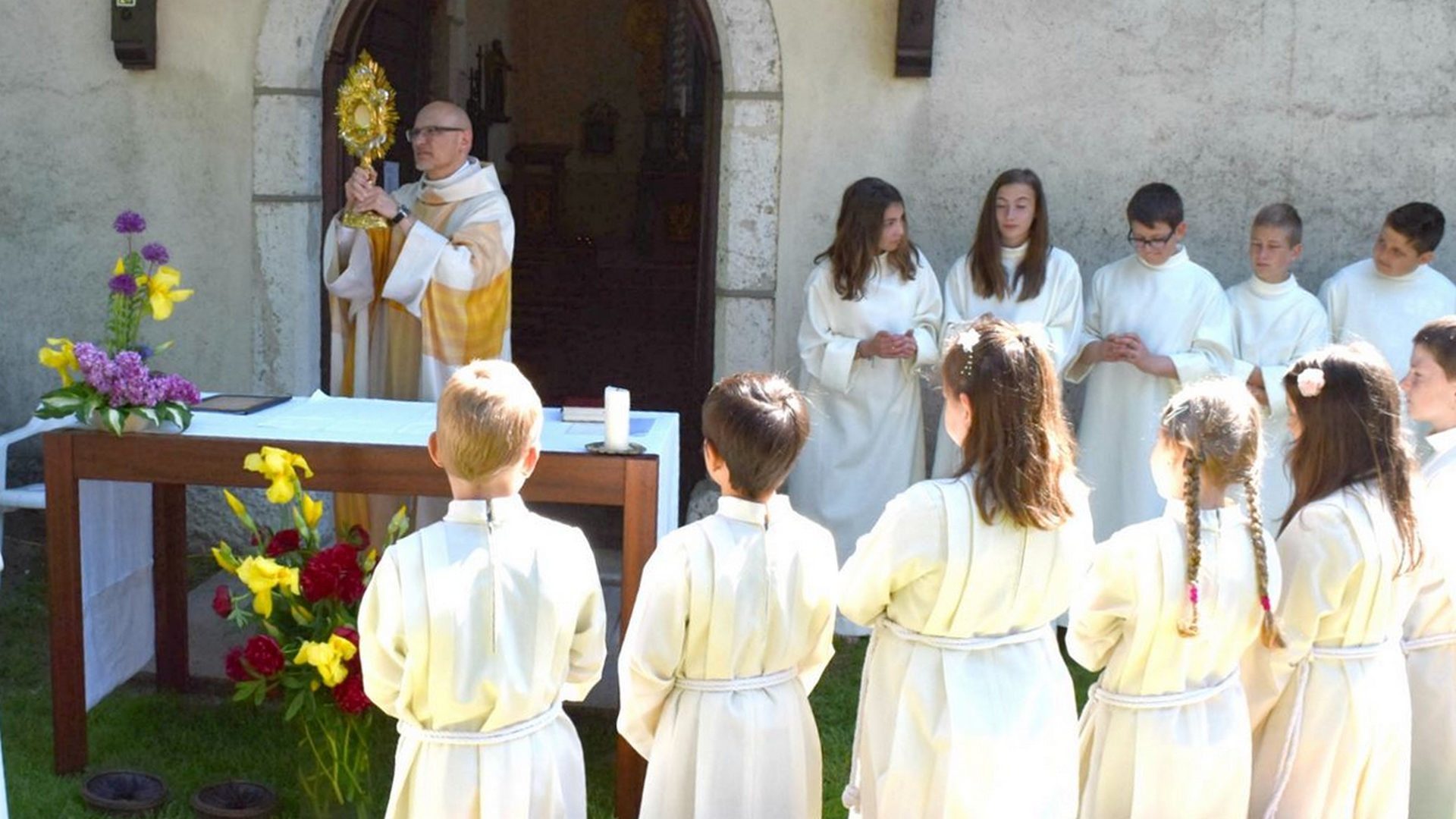 Fête-Dieu 
à Cornol, dans le Jura Le prêtre présente l'Eucharistie dans l'ostensoir | © Jacques Berset