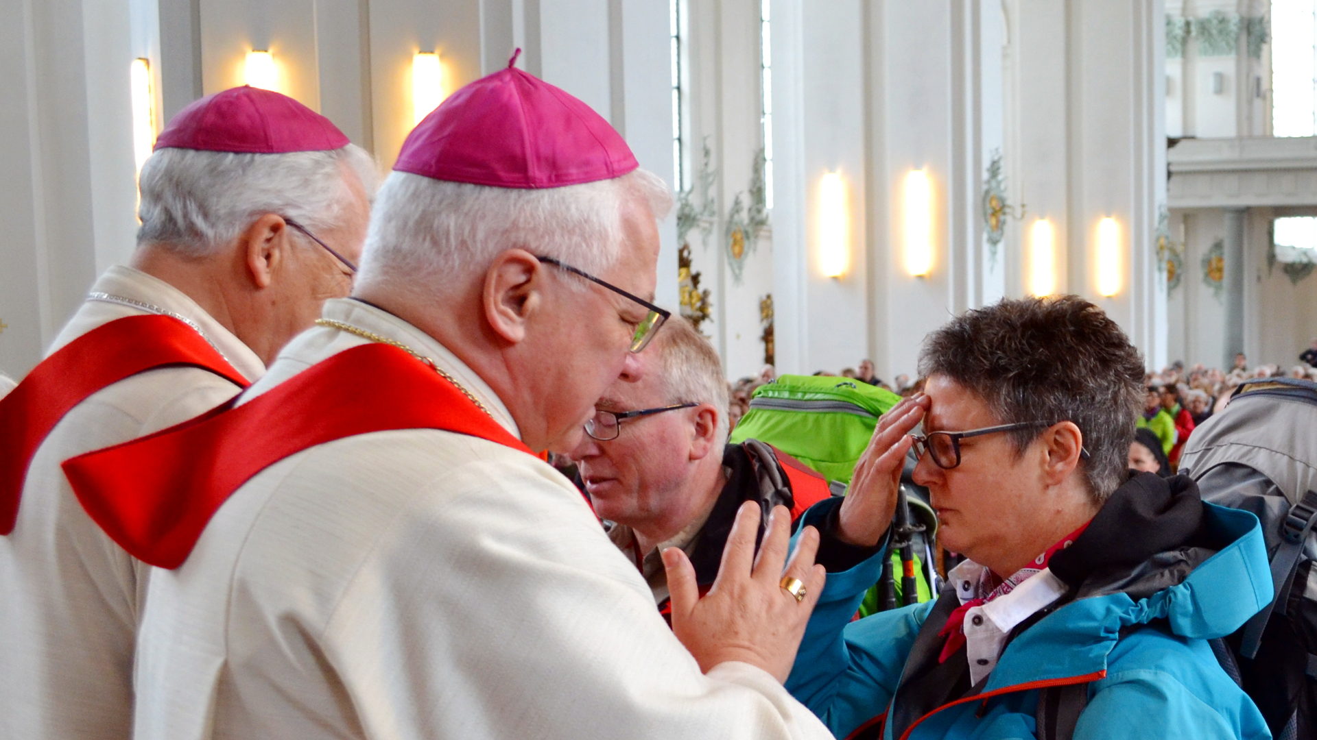 Les pèlerins vers Rome reçoivent la bénédiction de Mgr Markus Büchel et de Mgr Martin Gächter