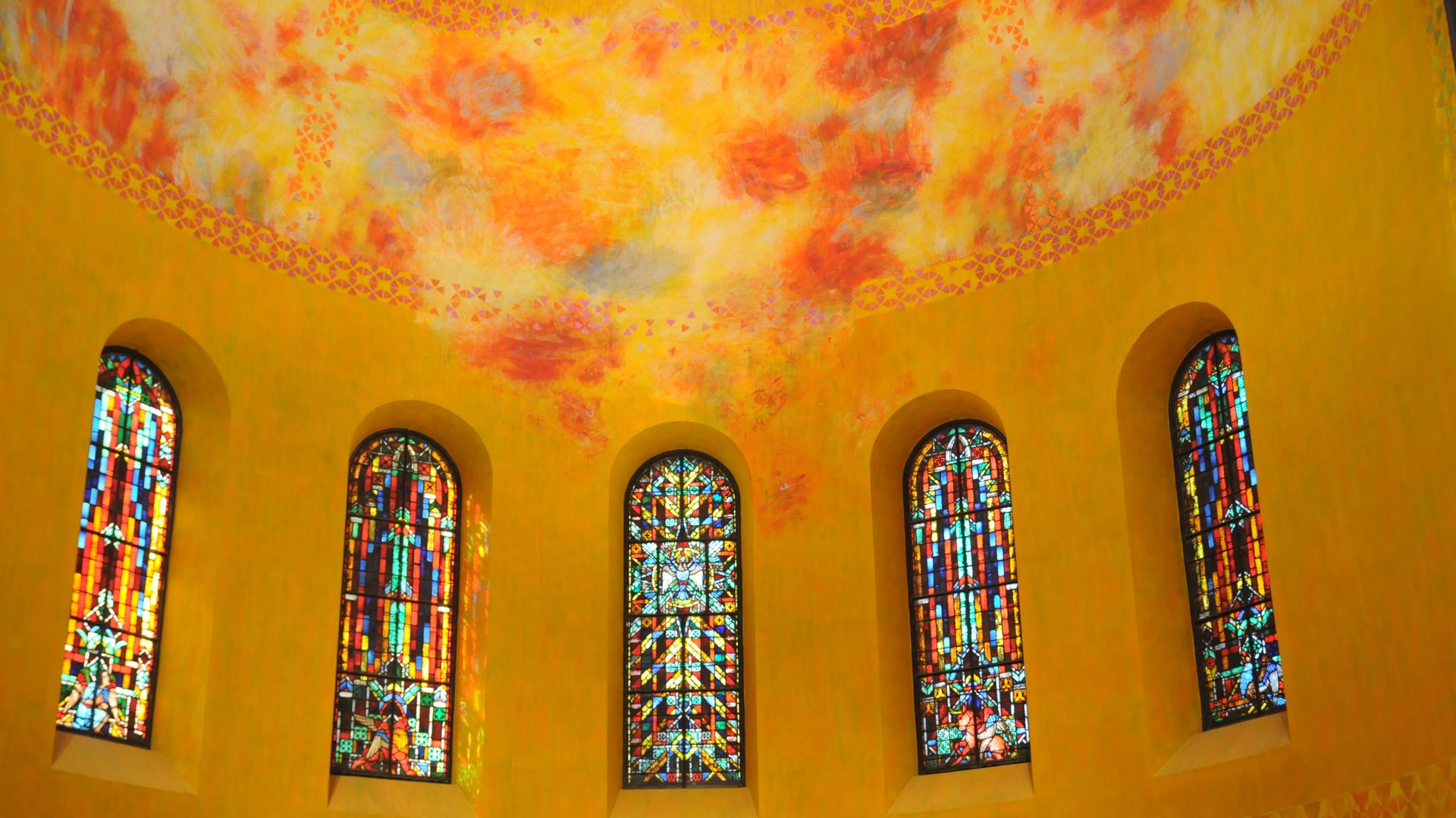 Le décor du choeur de l'église de la Trinité, à Berne, évoque l'Esprit-Saint et les flammes de la Pentecôte | © Maurice Page