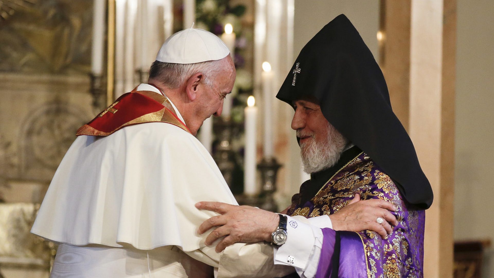 Le pape François salue le catholicos Karekin II à la cathédrale d'Etchmiadzin (Keystone /AP Photo/Andrew Medichini)