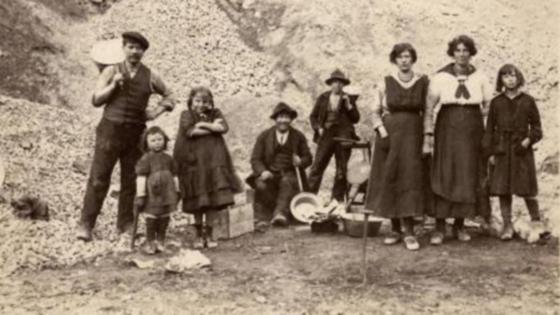 Une famille de rétameurs yéniches dans les Grisons, dans les années 1930 (photo: collection Ernest Spichiger / Cronica)
