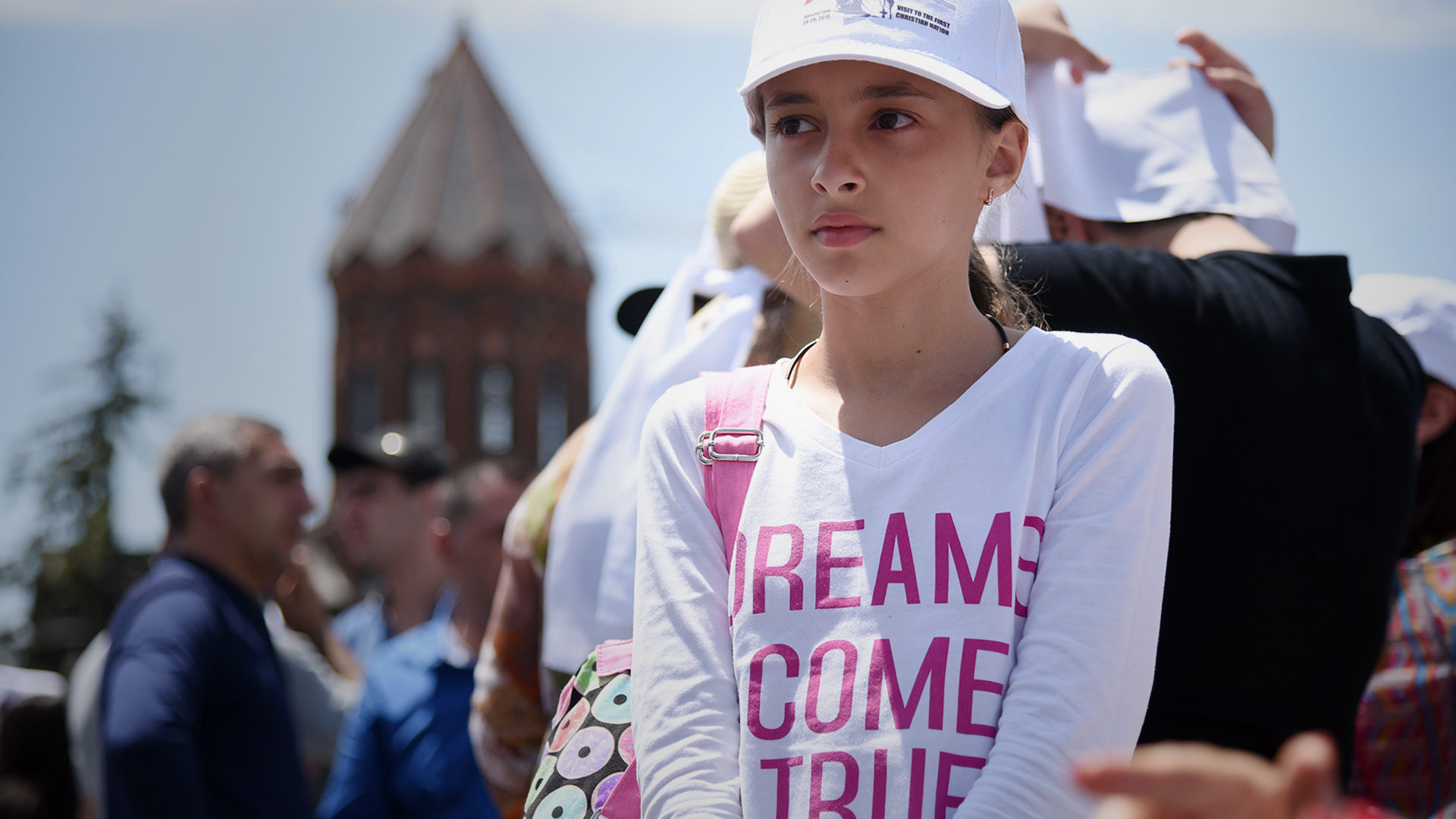 "Les rêves deviennent réalité" peut-on lire sur le t-shirt de cette petite fille, lors de la messe célébrée par le pape à Gyumri (Photo: Pierre Pistoletti)