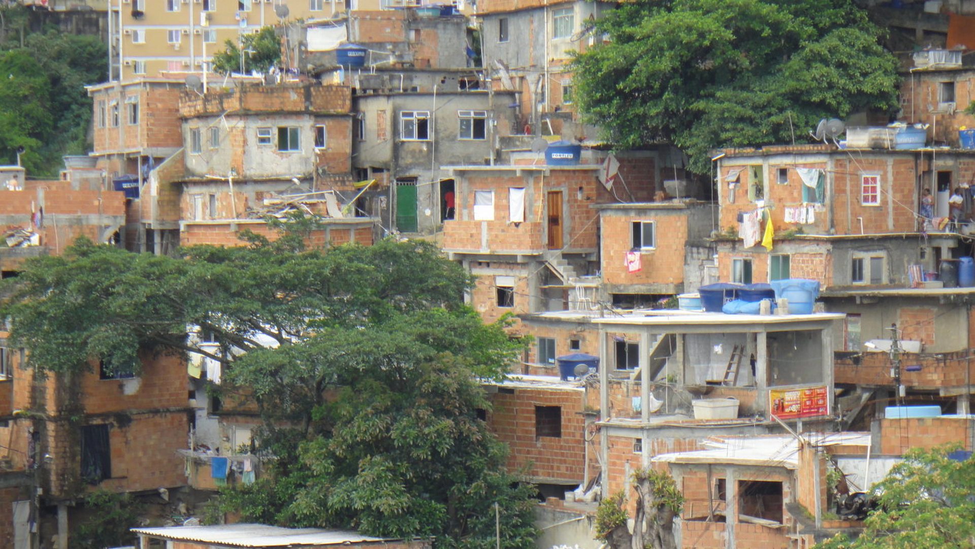 La favela de Cantagalo à Rio de Janeiro (photo wikimedia commons Hmaglione10 CC BY-SA 3.0) 