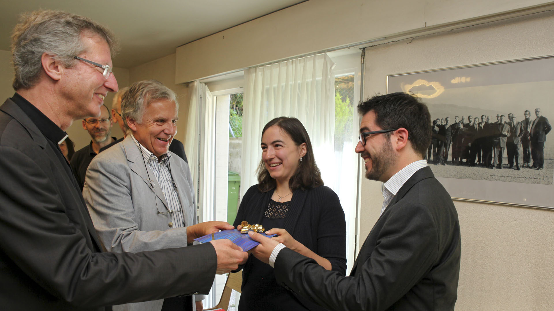 Lausanne le 22 juin 2016. Mgr Alain de Raemy, évêque auxiliaire du diocèse LGF et Marc Savary (à g.), remettent le prix Good News à Régine et Matthias Rambaud. (Photo: B. Hallet)