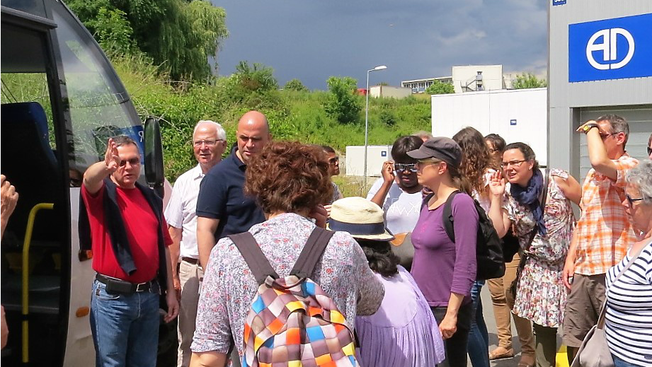 Guislain Roy donne les directives pour la visite du CERN (Photo:Déo Negamiyimana)