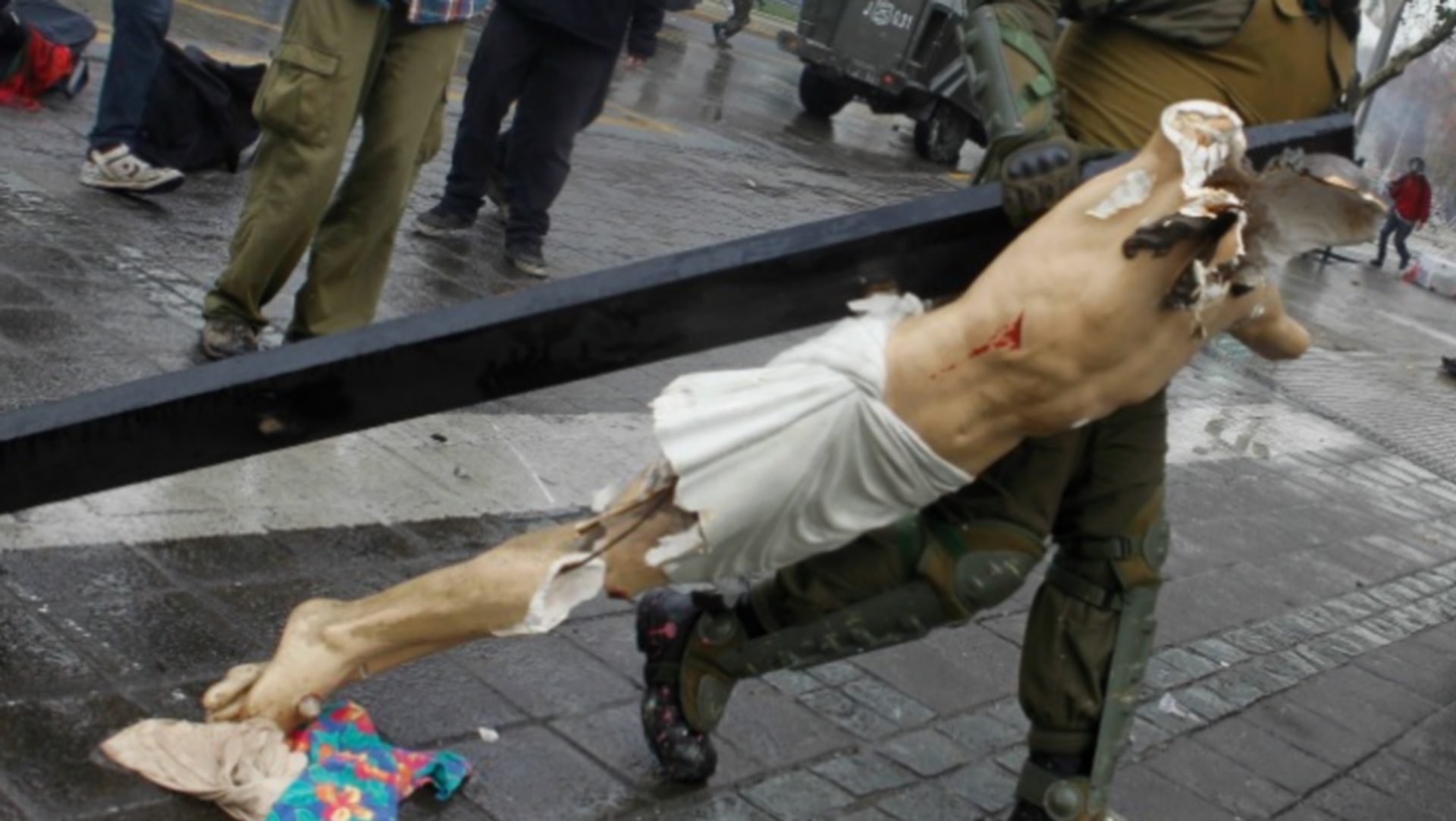 Profanation d'un crucifix à Santiago du Chili, le 9 juin 2016 (photo Arzobispado de Santiago) 