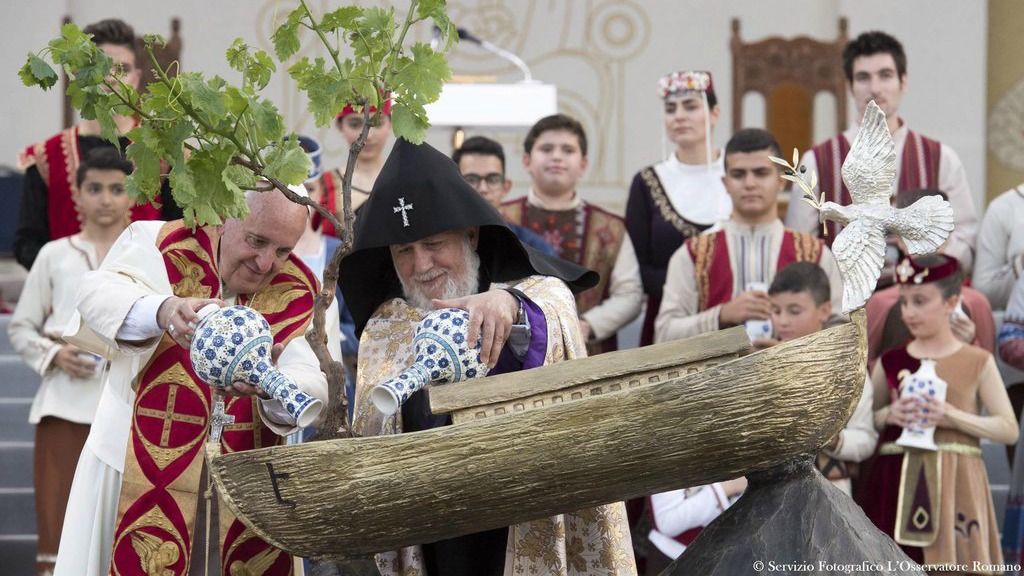 Le pape François et le catholicos Karékine II ont planté les graines de la paix (Photo: EPA ANSA/L'Osservatore Romano/Handout/Keystone)