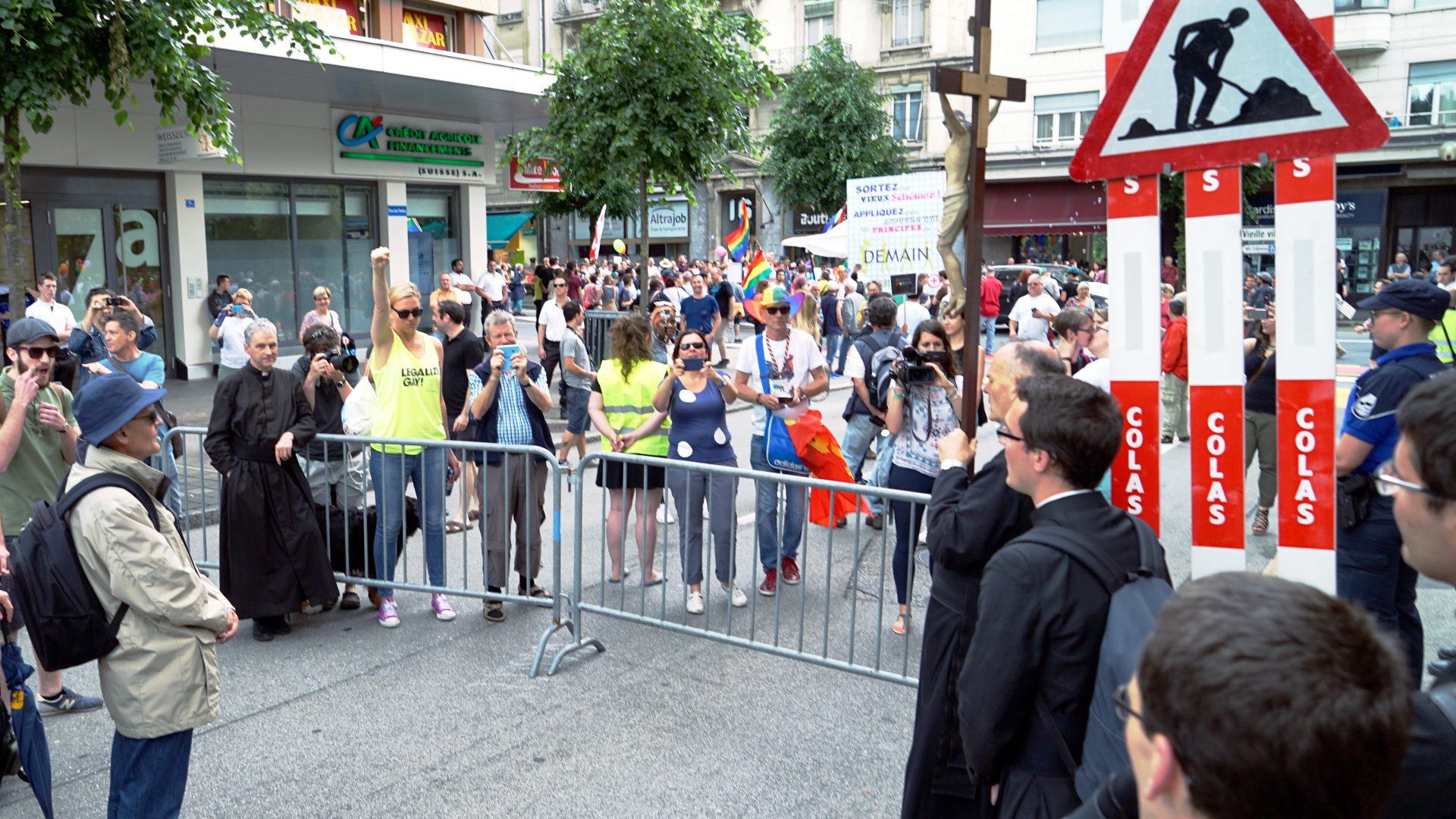 Des membres de la FSSPX et des participants à la Gay Pride, en face à face, à Fribourg (Photo: Georges Scherrer)