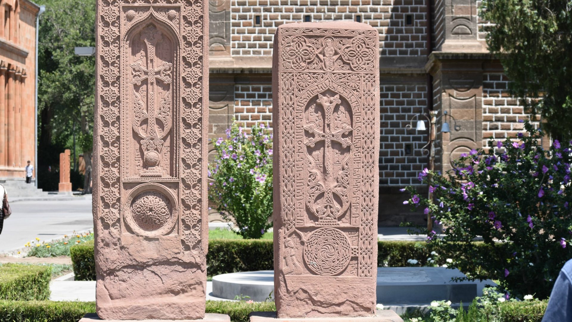 Deux katchkars, des croix de pierre typiques de l'Arménie (Photo:Jacques Berset)