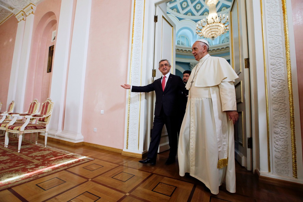 Erevan le 24 juin 2016. Le pape François est reçu par le président arménien Serge Azati Sargsian.  (Photo: Keystone/AP Photo/Andrew Medichini)