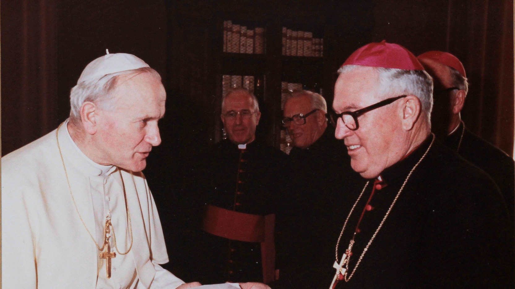 Au cours de ses 50 ans d'épiscopat, Mgr Peter Leo Gerety a rencontré plusieurs papes (ici avec Jean Paul II) 