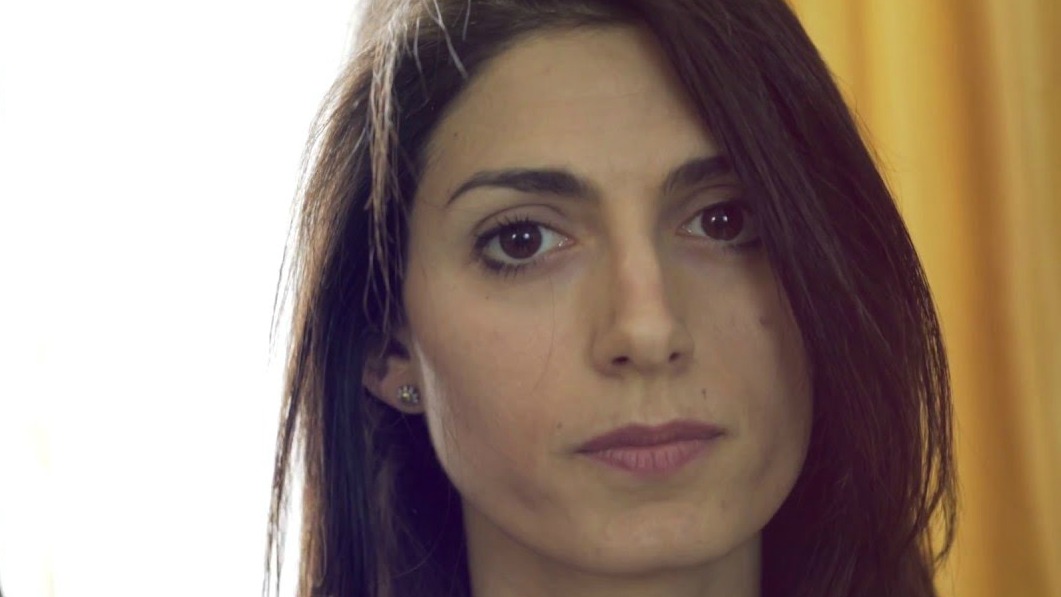 Virginia Raggi, marie de Rome, critiquée dans L'Osservatore Romano à cause des intempéries. (Photo:YouTube.com)