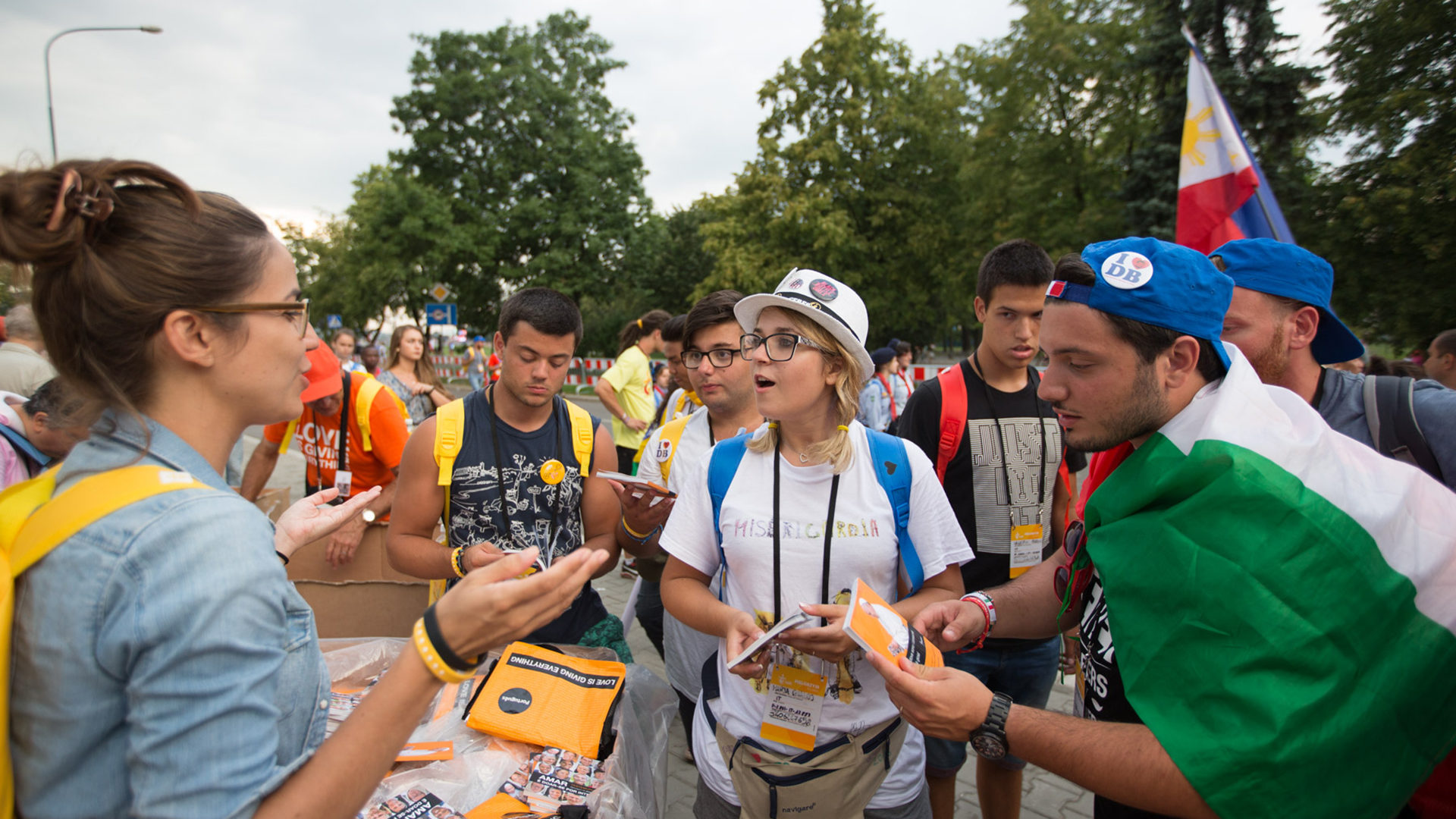 La distribution d'"Aimer c'est tout donner" près du grand parc de Blonia à Cracovie (Photo: Jean-Claude Gadmer)